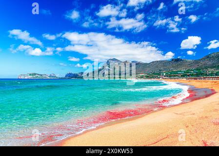 Phalasarna Beach, Kreta, Griechenland: Naturlandschaftblick auf wunderschönen rosa Strand und Meer an einem sonnigen Tag, Europa Stockfoto