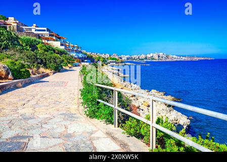 Almyros Beach, Kreta, Griechenland: Naturlandschaftblick auf wunderschönen Strand und Meer an einem sonnigen Tag in der Nähe von Agios Nikolaos, Europa Stockfoto