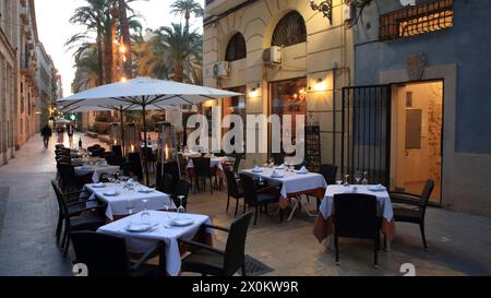 Plaza Santisima FAZ, Gastronomie, blaue Stunde, Hausfassade, Architektur, Stadtbesichtigung, Alicante, Autonomie von Valencia, Spanien, Stockfoto