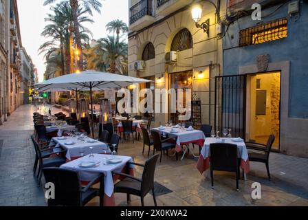 Plaza Santisima FAZ, Gastronomie, blaue Stunde, Hausfassade, Architektur, Stadtbesichtigung, Alicante, Autonomie von Valencia, Spanien, Stockfoto