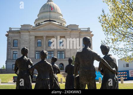 5. April 2024, Little Rock, Arkansas, USA: Stautes of the Little Rock Nine (Ernest Green, Elizabeth Eckford, Jefferson Thomas, Terrence Roberts, Carlotta Walls Lanier, Minnijean Brown, Gloria Ray Karlmark, Thelma Mothershed und Melba Pattillo Beals) werden auf dem Gelände des Little Rock State House in Little Rock, Arkansas, gezeigt. Im Jahr 1954 wurde in der Rechtssache Brown gegen das Board of Education entschieden, dass alle öffentlichen Schulen entgliedert werden. Am 2. September 1957, in der Nacht vor dem ersten Tag der Teenager in Central High Classrooms, ordnete der Gouverneur von Arkansas Orval Faubus die Nati des Staates an Stockfoto