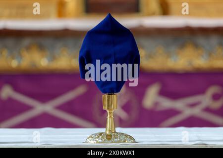 Bayern, verschleiertes Kreuz, lila Farbe, Ostern, Raitenhaslach Stockfoto