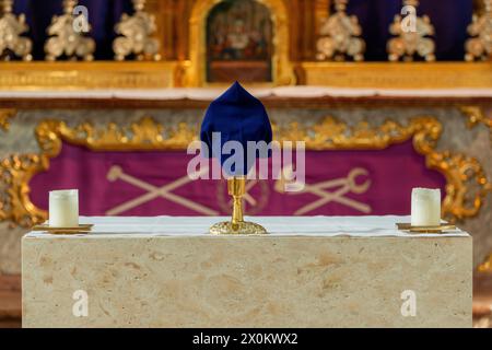 Bayern, verschleiertes Kreuz, lila Farbe, Ostern, Raitenhaslach Stockfoto