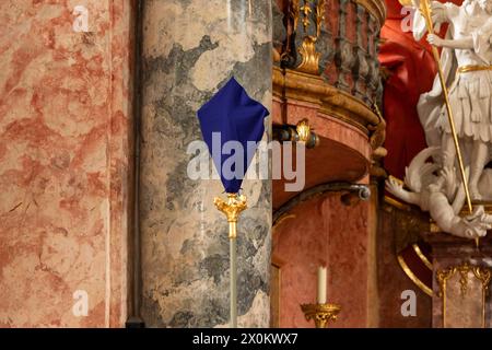 Bayern, verschleiertes Kreuz, lila Farbe, Ostern, Raitenhaslach Stockfoto