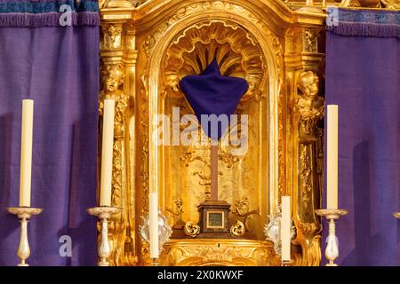 Bayern, verschleiertes Kreuz, lila Farbe, Ostern, Raitenhaslach Stockfoto