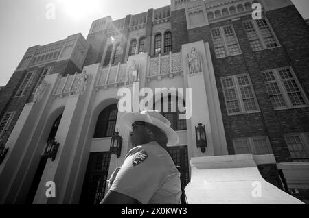 5. April 2024, Little Rock, Arkansas, USA: Visistors besuchen die Central High School in Little Rock, Arkansas. Im Jahr 1954 wurde in der Rechtssache Brown gegen das Board of Education entschieden, dass alle öffentlichen Schulen entgliedert werden. Am 2. September 1957, eine Nacht vor dem ersten Tag der Teenager in Central High Classrooms, ordnete der Gouverneur von Arkansas Orval Faubus der Nationalgarde an, neun Black Students den Zutritt zur Central High School zu sperren. (Kreditbild: © Brian Branch Price/ZUMA Press Wire) NUR REDAKTIONELLE VERWENDUNG! Nicht für Commerci Stockfoto