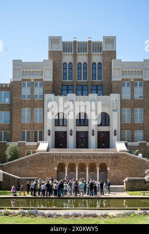 5. April 2024, Little Rock, Arkansas, USA: Visistors besuchen die Central High School in Little Rock, Arkansas. Im Jahr 1954 wurde in der Rechtssache Brown gegen das Board of Education entschieden, dass alle öffentlichen Schulen entgliedert werden. Am 2. September 1957, eine Nacht vor dem ersten Tag der Teenager in Central High Classrooms, ordnete der Gouverneur von Arkansas Orval Faubus der Nationalgarde an, neun Black Students den Zutritt zur Central High School zu sperren. (Kreditbild: © Brian Branch Price/ZUMA Press Wire) NUR REDAKTIONELLE VERWENDUNG! Nicht für Commerci Stockfoto