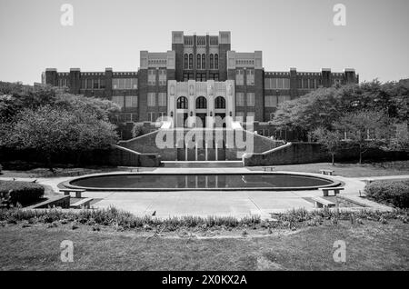 5. April 2024, Little Rock, Arkansas, USA: Visistors besuchen die Central High School in Little Rock, Arkansas. Im Jahr 1954 wurde in der Rechtssache Brown gegen das Board of Education entschieden, dass alle öffentlichen Schulen entgliedert werden. Am 2. September 1957, eine Nacht vor dem ersten Tag der Teenager in Central High Classrooms, ordnete der Gouverneur von Arkansas Orval Faubus der Nationalgarde an, neun Black Students den Zutritt zur Central High School zu sperren. (Kreditbild: © Brian Branch Price/ZUMA Press Wire) NUR REDAKTIONELLE VERWENDUNG! Nicht für Commerci Stockfoto