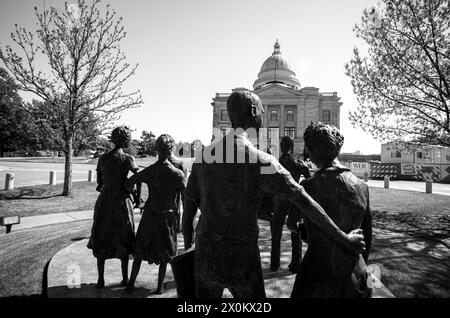 5. April 2024, Little Rock, Arkansas, USA: Stautes of the Little Rock Nine (Ernest Green, Elizabeth Eckford, Jefferson Thomas, Terrence Roberts, Carlotta Walls Lanier, Minnijean Brown, Gloria Ray Karlmark, Thelma Mothershed und Melba Pattillo Beals) werden auf dem Gelände des Little Rock State House in Little Rock, Arkansas, gezeigt. Im Jahr 1954 wurde in der Rechtssache Brown gegen das Board of Education entschieden, dass alle öffentlichen Schulen entgliedert werden. Am 2. September 1957, in der Nacht vor dem ersten Tag der Teenager in Central High Classrooms, ordnete der Gouverneur von Arkansas Orval Faubus die Nati des Staates an Stockfoto