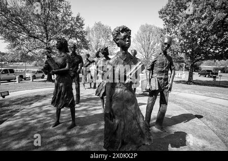 5. April 2024, Little Rock, Arkansas, USA: Stautes of the Little Rock Nine (Ernest Green, Elizabeth Eckford, Jefferson Thomas, Terrence Roberts, Carlotta Walls Lanier, Minnijean Brown, Gloria Ray Karlmark, Thelma Mothershed und Melba Pattillo Beals) werden auf dem Gelände des Little Rock State House in Little Rock, Arkansas, gezeigt. Im Jahr 1954 wurde in der Rechtssache Brown gegen das Board of Education entschieden, dass alle öffentlichen Schulen entgliedert werden. Am 2. September 1957, in der Nacht vor dem ersten Tag der Teenager in Central High Classrooms, ordnete der Gouverneur von Arkansas Orval Faubus die Nati des Staates an Stockfoto