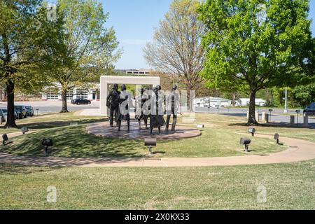 5. April 2024, Little Rock, Arkansas, USA: Stautes of the Little Rock Nine (Ernest Green, Elizabeth Eckford, Jefferson Thomas, Terrence Roberts, Carlotta Walls Lanier, Minnijean Brown, Gloria Ray Karlmark, Thelma Mothershed und Melba Pattillo Beals) werden auf dem Gelände des Little Rock State House in Little Rock, Arkansas, gezeigt. Im Jahr 1954 wurde in der Rechtssache Brown gegen das Board of Education entschieden, dass alle öffentlichen Schulen entgliedert werden. Am 2. September 1957, in der Nacht vor dem ersten Tag der Teenager in Central High Classrooms, ordnete der Gouverneur von Arkansas Orval Faubus die Nati des Staates an Stockfoto