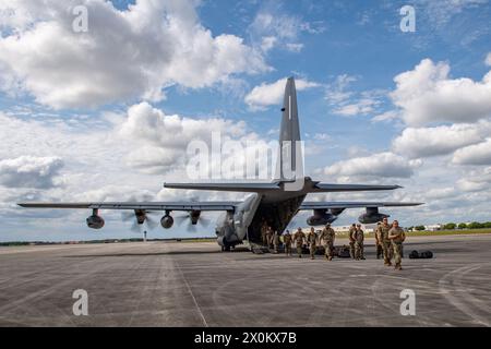 U.S. Air Force Tech. Sgt. Benjamin Griggs, Leiter des Lufttransportes der 347th Operations Support Squadron, führt die Flieger von einem HC-130J Combat King II während des Exercise Ready Tiger 24-1 auf der Savannah Air National Guard Base, Georgia, am 9. April 2024. Ready Tiger 24-1 ist eine Bereitschaftsübung, die die Fähigkeit des 23. Flügels demonstriert, Operationen und Instandhaltung zu planen, vorzubereiten und durchzuführen, um Luftstrom an umstrittenen und zerstreuten Orten zu projizieren und die Interessen und Verbündeten der Vereinigten Staaten zu verteidigen. (Foto der U.S. Air Force von Senior Airman Courtney Sebastianelli) Stockfoto