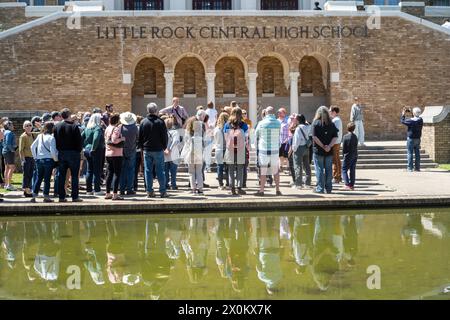 5. April 2024, Little Rock, Arkansas, USA: Visistors besuchen die Central High School in Little Rock, Arkansas. Im Jahr 1954 wurde in der Rechtssache Brown gegen das Board of Education entschieden, dass alle öffentlichen Schulen entgliedert werden. Am 2. September 1957, eine Nacht vor dem ersten Tag der Teenager in Central High Classrooms, ordnete der Gouverneur von Arkansas Orval Faubus der Nationalgarde an, neun Black Students den Zutritt zur Central High School zu sperren. (Kreditbild: © Brian Branch Price/ZUMA Press Wire) NUR REDAKTIONELLE VERWENDUNG! Nicht für Commerci Stockfoto