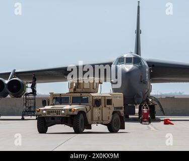 Verteidiger der 5th Security Forces Squadron stehen während der Prairie Vigilance 24-3 auf der Minot Air Force Base, North Dakota, am 6. April 2024 auf der Fluglinie. Diese Übung demonstriert die Fähigkeiten, Belastbarkeit, Anpassungsfähigkeit und Stärke der Team Minot Airmen. (Foto der U.S. Air Force von Airman 1st Class Kyle Wilson) Stockfoto