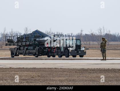 Ein Verteidiger der 5th Security Forces Squadron sorgt für die Sicherheit von Konvoi-Operationen während der Prairie Vigilance 24-3 auf der Minot Air Force Base, North Dakota, am 6. April 2024. Prairie Vigilance konzentriert sich auf den sicheren Umgang mit Vermögenswerten und Fähigkeiten, aus denen die nukleare Dreiklang besteht. (Foto der U.S. Air Force von Airman 1st Class Kyle Wilson) Stockfoto