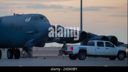 Ein Verteidiger der 5th Security Forces Squadron bewacht eine B-52H Stratofortress auf der Fluglinie während der Übung Prairie Vigilance/Bayou Vigilance 24-3 auf der Minot Air Force Base, North Dakota, 8. April 2024. Prairie Vigilance dient dazu, Verbündeten und Partnern zu versichern, dass die USA bereit sind, Atomoperationen und globale Angriffe jederzeit und überall durchzuführen, um strategische Angriffe abzuschrecken und gegebenenfalls darauf zu reagieren. Stockfoto