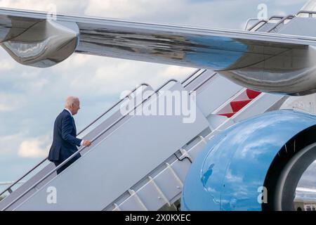 Washington, Usa. April 2024. US-Präsident Joe Biden besteigt die Air Force One auf seinem Weg nach Dover, Delaware vom Joint Base Andrews am 12. April 2024. Kredit: Ken Cedeno/Pool über CNP Kredit: Abaca Press/Alamy Live News Stockfoto