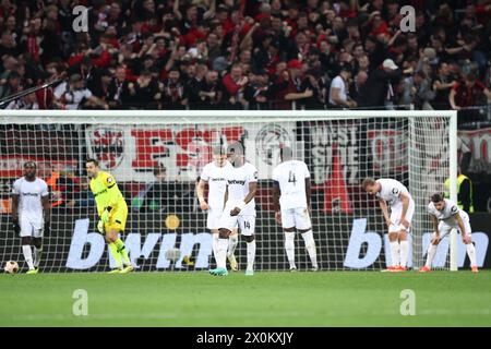 Leverkusen, Deutschland. April 2024. Die Spieler von West Ham United sehen deprimiert aus, nachdem sie ihr erstes Tor gestanden haben, das sie 1-0 beim UEFA Europa League-Viertelfinale am 11. April 2024 in Leverkusen in der BayArena erzielten. (Foto: Daniel Chesterton/phcimages.com) Credit: PHC Images LTD/Alamy Live News Stockfoto