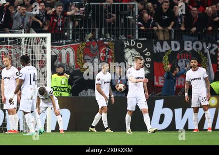 Leverkusen, Deutschland. April 2024. Die Spieler von West Ham United sehen deprimiert aus, nachdem sie ihr erstes Tor gestanden haben, das sie 1-0 beim UEFA Europa League-Viertelfinale am 11. April 2024 in Leverkusen in der BayArena erzielten. (Foto: Daniel Chesterton/phcimages.com) Credit: PHC Images LTD/Alamy Live News Stockfoto