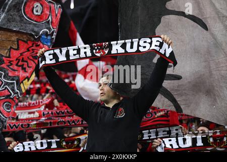 Leverkusen, Deutschland. April 2024. Bayer Leverkusen Fans beim UEFA Europa League Viertelfinale im ersten Legspiel zwischen Bayer Leverkusen und West Ham United am 11. April 2024 in der BayArena in Leverkusen. (Foto: Daniel Chesterton/phcimages.com) Credit: PHC Images LTD/Alamy Live News Stockfoto