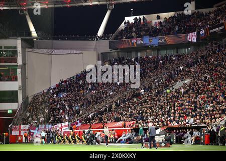 Leverkusen, Deutschland. April 2024. Eine allgemeine Ansicht der Fans von West Ham United während des 1. Legs der UEFA Europa League zwischen Bayer Leverkusen und West Ham United am 11. April 2024 in Leverkusen. (Foto: Daniel Chesterton/phcimages.com) Credit: PHC Images LTD/Alamy Live News Stockfoto