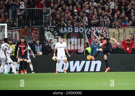 Leverkusen, Deutschland. April 2024. Jonas Hofmann von Bayer Leverkusen erzielte sein erstes Tor 1-0 im UEFA Europa League-Viertelfinale zwischen Bayer Leverkusen und West Ham United am 11. April 2024 in Leverkusen. (Foto: Daniel Chesterton/phcimages.com) Credit: PHC Images LTD/Alamy Live News Stockfoto