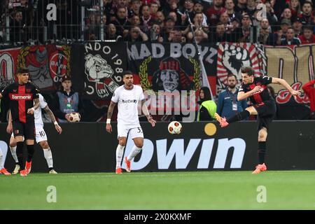 Leverkusen, Deutschland. April 2024. Jonas Hofmann von Bayer Leverkusen erzielte sein erstes Tor 1-0 im UEFA Europa League-Viertelfinale zwischen Bayer Leverkusen und West Ham United am 11. April 2024 in Leverkusen. (Foto: Daniel Chesterton/phcimages.com) Credit: PHC Images LTD/Alamy Live News Stockfoto