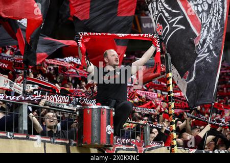 Leverkusen, Deutschland. April 2024. Bayer Leverkusen Fans beim UEFA Europa League Viertelfinale im ersten Legspiel zwischen Bayer Leverkusen und West Ham United am 11. April 2024 in der BayArena in Leverkusen. (Foto: Daniel Chesterton/phcimages.com) Credit: PHC Images LTD/Alamy Live News Stockfoto