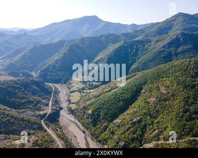 Atemberaubende Luftaufnahme der Rhodopen in der Nähe des Borovitsa Stausees, Bulgarien Stockfoto