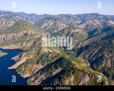 Atemberaubende Luftaufnahme der Rhodopen in der Nähe des Borovitsa Stausees, Bulgarien Stockfoto