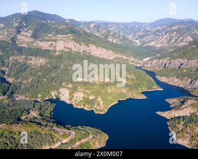 Atemberaubende Luftaufnahme der Rhodopen in der Nähe des Borovitsa Stausees, Bulgarien Stockfoto