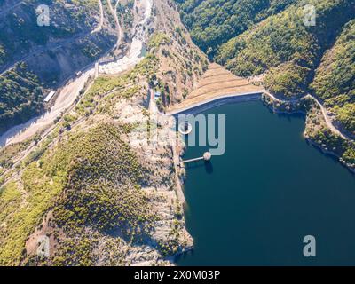 Atemberaubende Luftaufnahme der Rhodopen in der Nähe des Borovitsa Stausees, Bulgarien Stockfoto