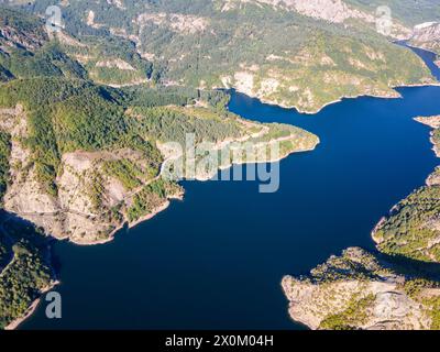 Atemberaubende Luftaufnahme der Rhodopen in der Nähe des Borovitsa Stausees, Bulgarien Stockfoto