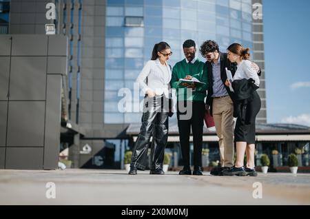Multikulturelles Geschäftsteam diskutiert Strategien im Freien Stockfoto