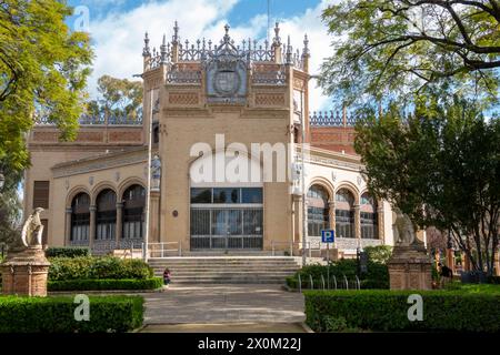 Sevilla, Spanien - 3. März 2024: Blick auf den königlichen Pavillon im Park Maria Luisa in Sevilla, Andalusien, Spanien Stockfoto