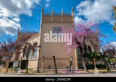 Sevilla, Spanien - 3. März 2024: Blick auf den königlichen Pavillon im Park Maria Luisa in Sevilla, Andalusien, Spanien Stockfoto