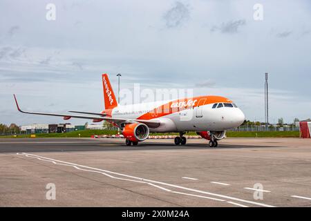 Ein EasyJet Flugzeug in seiner markanten weiß-orange Lackierung, das am Flughafen Birmingham fährt Stockfoto