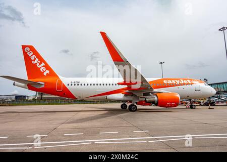 Ein EasyJet Flugzeug in seiner markanten weiß-orange Lackierung, das am Flughafen Birmingham fährt Stockfoto