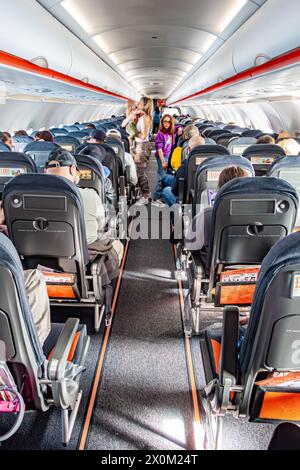 Blick nach vorne entlang des Ganges eines Flugzeugs auf einem EasyJet-Flug Stockfoto