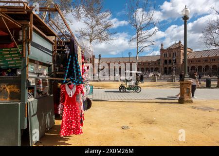 Sevilla, Spanien - 3. März 2024: Kiosk mit Souvenirs für Touristen auf der Plaza España in Sevilla, Andalusien. Stockfoto