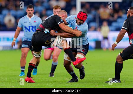 Sydney, Australien. April 2024. Langi Gleeson von den Waratahs wird während des Super Rugby Pacific 2024 Rd8-Spiels zwischen den Waratahs und den Crusaders am 12. April 2024 im Allianz Stadium in Sydney, Australien (Credit: IOIO IMAGES/Alamy Live News) angegriffen Stockfoto