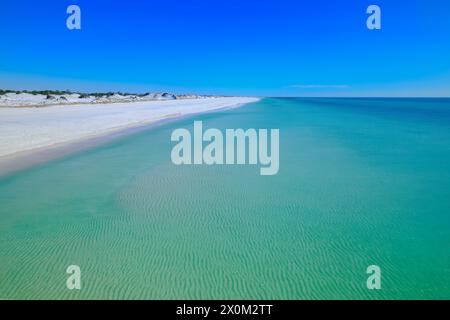 „Nature's Playground: St. Der Andrews State Park bietet unberührte smaragdgrüne Gewässer, die sanft auf sonnengeküsste weiße Sanddünen plätschern und endlose Ex-Mitglieder einladen Stockfoto
