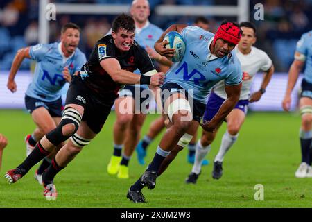 Sydney, Australien. April 2024. Langi Gleeson von den Waratahs wird während des Super Rugby Pacific 2024 Rd8-Spiels zwischen den Waratahs und den Crusaders am 12. April 2024 im Allianz Stadium in Sydney, Australien (Credit: IOIO IMAGES/Alamy Live News) angegriffen Stockfoto