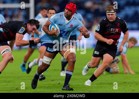 Sydney, Australien. April 2024. Langi Gleeson von den Waratahs wird während des Super Rugby Pacific 2024 Rd8-Spiels zwischen den Waratahs und den Crusaders am 12. April 2024 im Allianz Stadium in Sydney, Australien (Credit: IOIO IMAGES/Alamy Live News) angegriffen Stockfoto