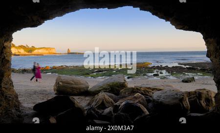 Der Blick auf den Four Mile Beach vom Eingang der Höhle. Stockfoto
