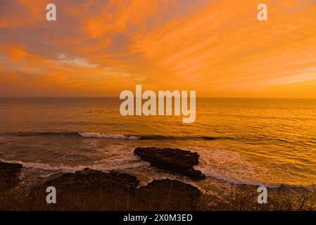 Rote Sonnenuntergangswolken über Four Mile Beach, Kalifornien. Stockfoto