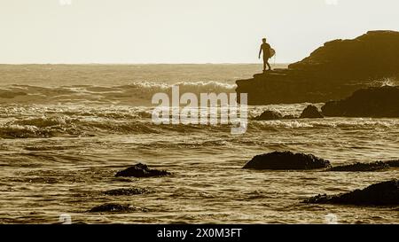 Der Silhouette Surfer auf den Klippen am Four Mile Beach California. Stockfoto