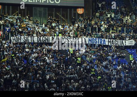 Rom, Latium. April 2024. Lazio-Fans beim Spiel der Serie A zwischen Lazio und Salernitana im Olympiastadion, Italien, 12. April 2024. AllShotLive Credit: SIPA USA/Alamy Live News Stockfoto