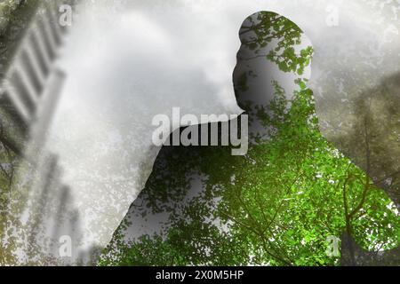 Doppelexposition von Menschen und grünen Bäumen in der Stadt Stockfoto