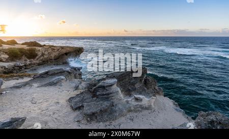 Das raue türkisfarbene Wasser des Pazifischen Ozeans schneidet zerklüftete Klippen aus dem vulkanischen Felsen entlang der Küste von Koloa, Hawaii auf der Insel Kauai Stockfoto